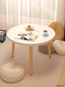 Домашний блок татами в спальне, небольшой круглый столик, современный минималистичный столик на краю дивана